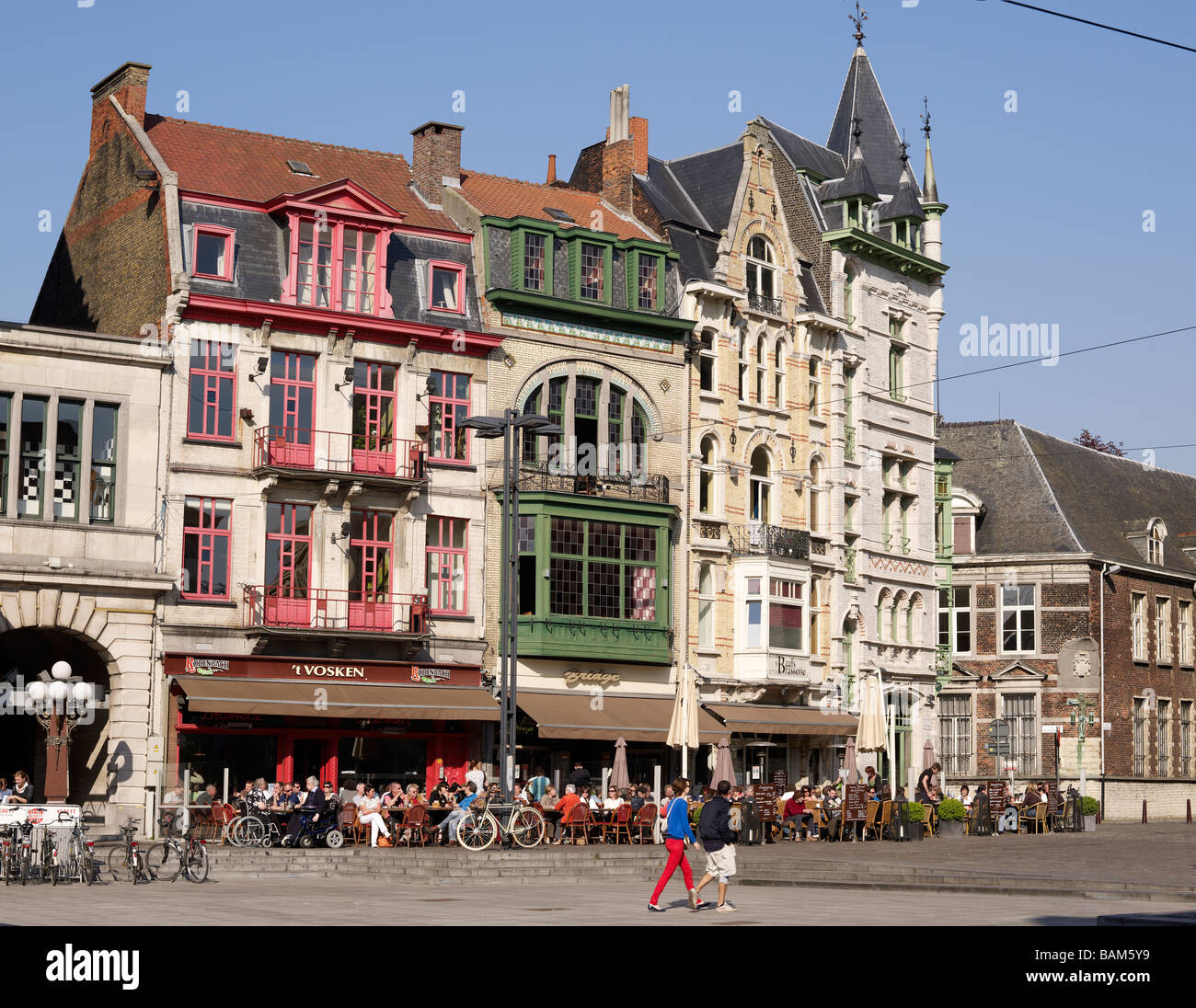 Les gens assis dans restaurants de Gand Banque D'Images