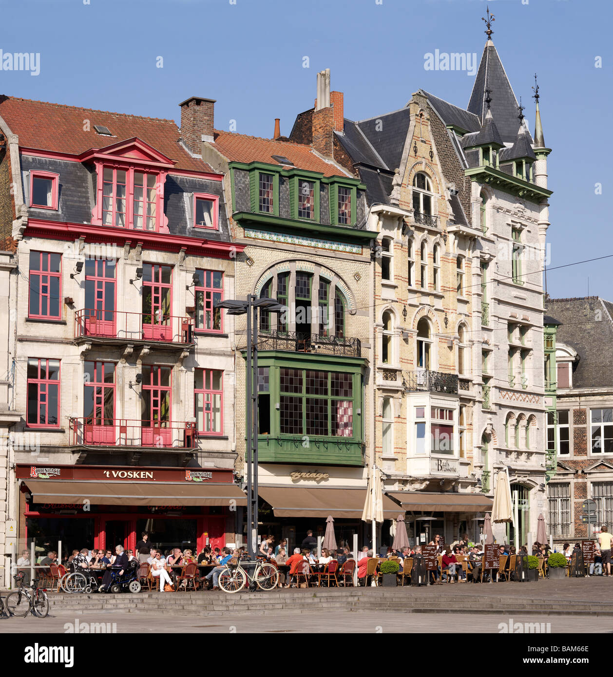 Les gens assis dans restaurants de Gand Banque D'Images