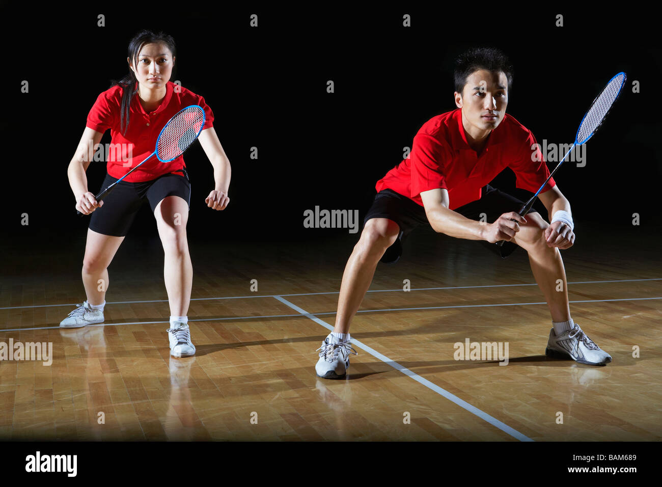 L'homme et la femme en action jouer au badminton Photo Stock - Alamy