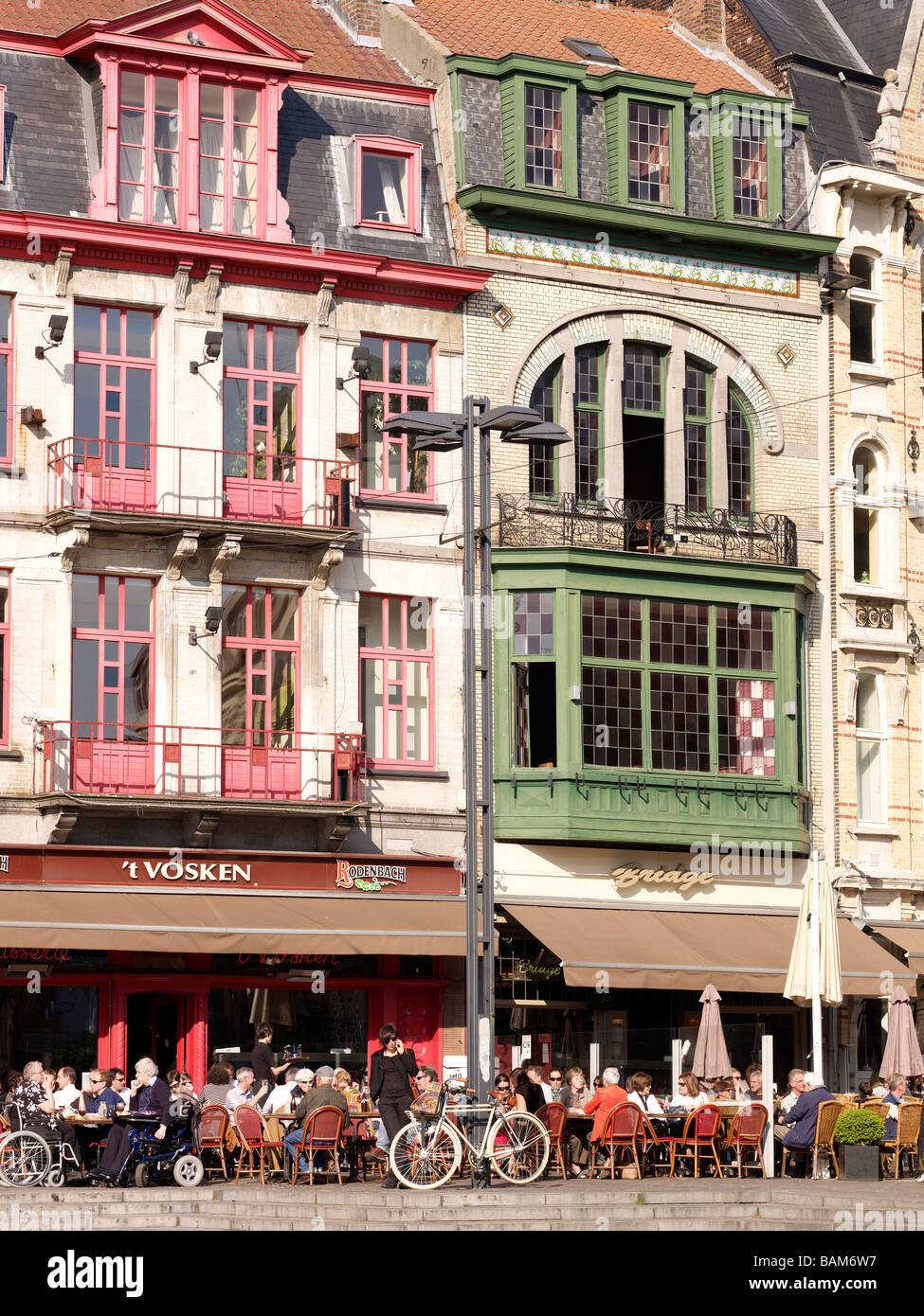 Les gens assis dans restaurants de Gand Banque D'Images