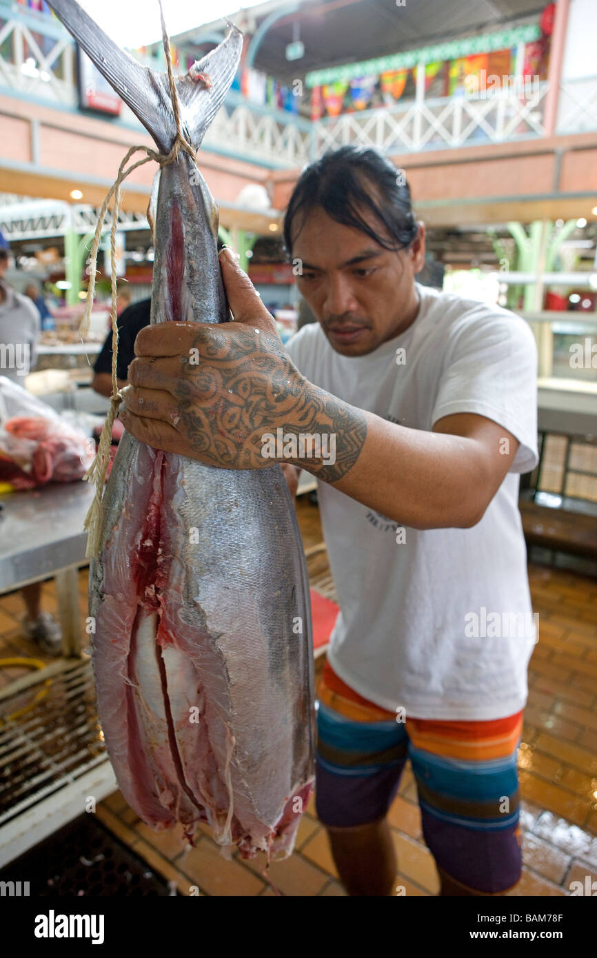 La France, la Polynésie française, archipel de la société, îles du vent, Tahiti, Papeete, marché, fishermonger avec un thon Banque D'Images