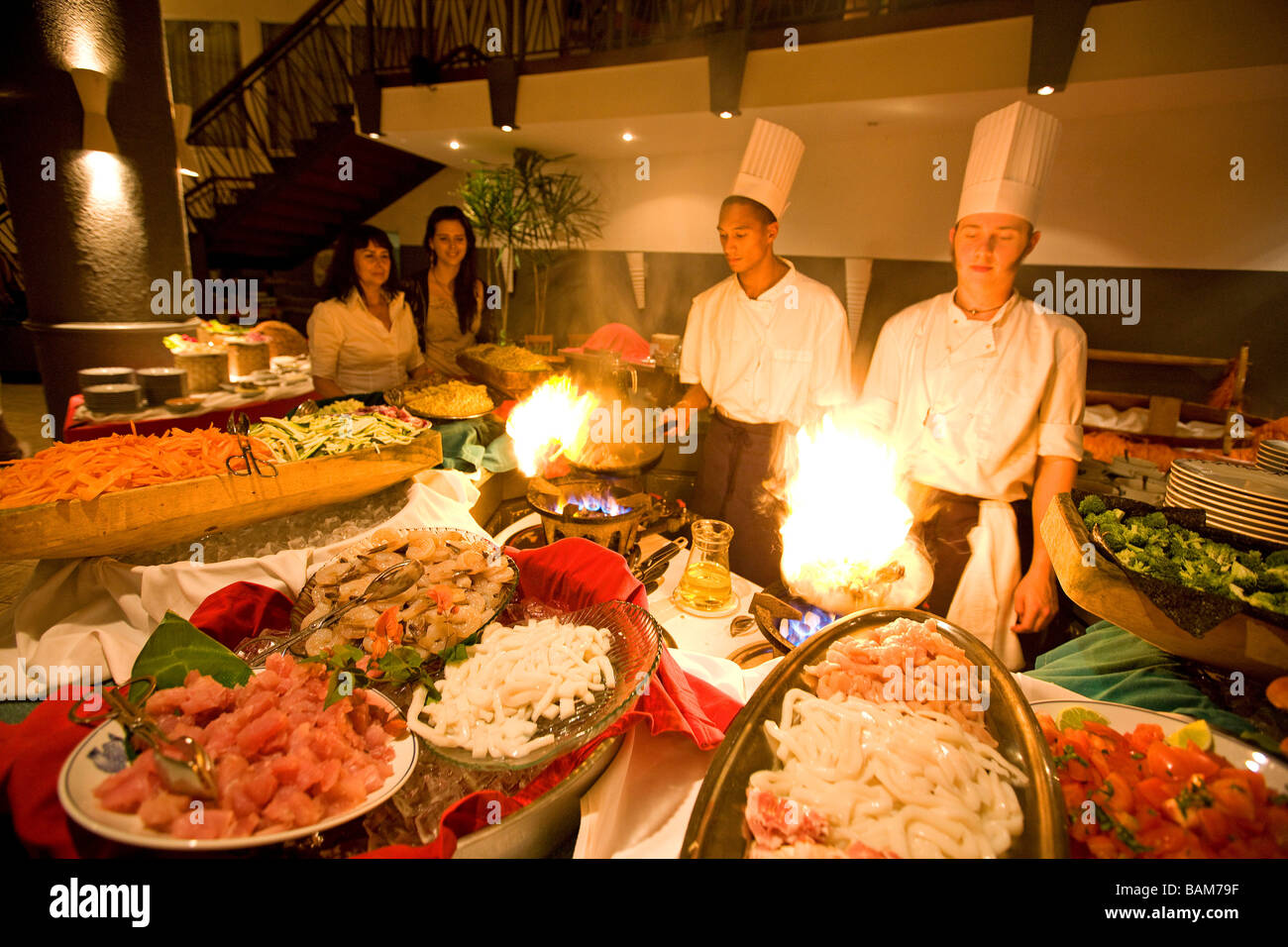 La France, la Polynésie française, archipel de la société, îles du vent, Tahiti, Punaauia, l'hôtel Le Méridien, chefs cooking Banque D'Images