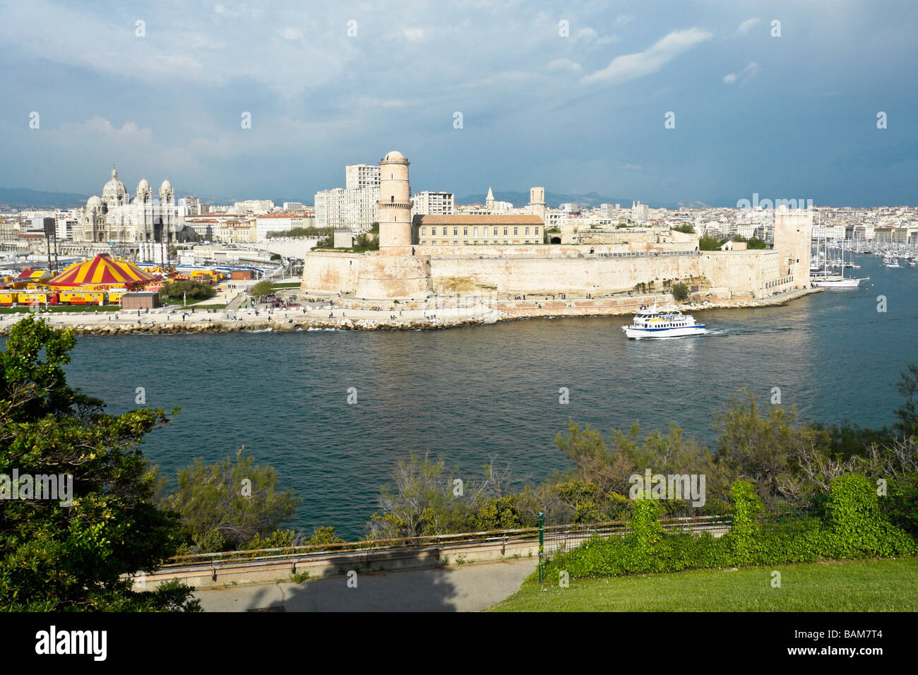 Marseille Vieux Port, vue de le Pharo à l'entrée avec le Fort Saint-Jean à la gauche et à des navires à passagers Banque D'Images Marseille Vieux Port, vue de le Pharo à l'entrée avec le Fort Saint-Jean à la gauche et à des navires à passagers Banque D'Images