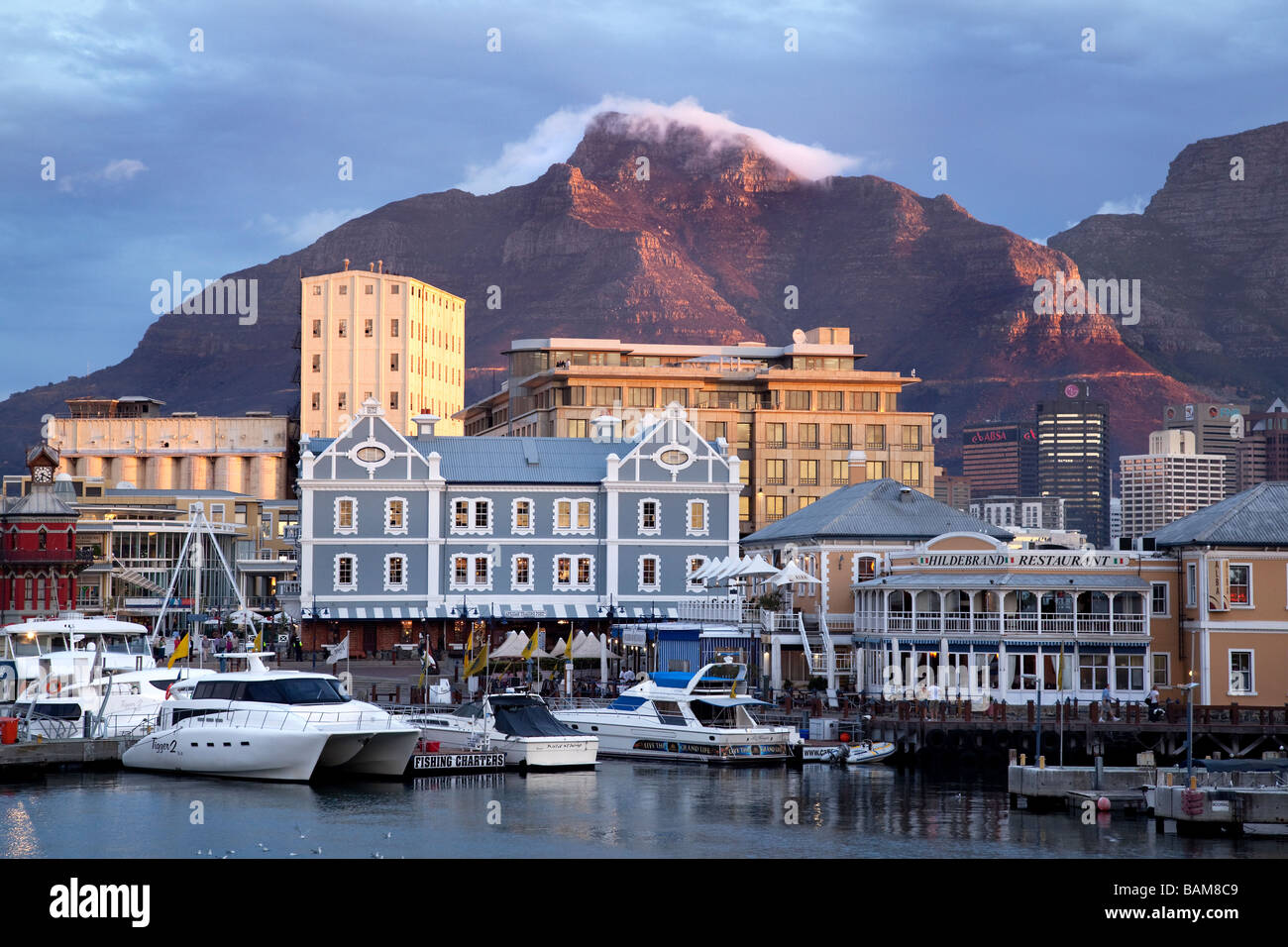 Vue sur coucher de soleil sur la Montagne de la table du Waterfront, Cape Town, Afrique du Sud Banque D'Images