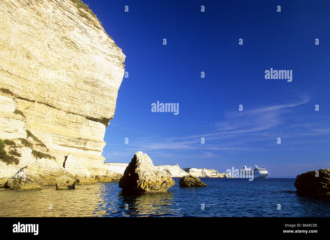 France, Corse du Sud, Bonifacio, les falaises avec un ferry en arrière-plan Banque D'Images