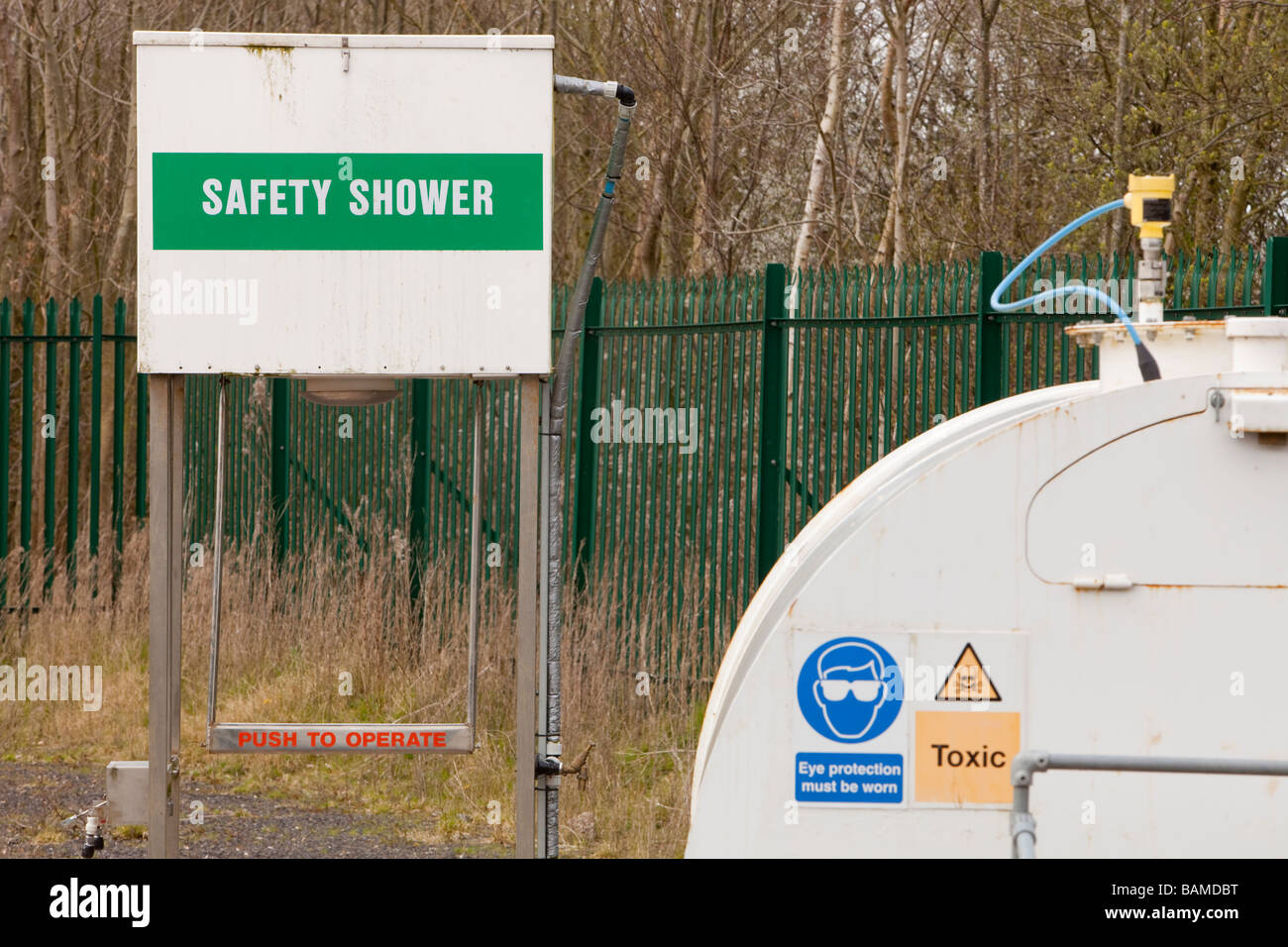 Une douche de sécurité pour les travailleurs dans une usine industrielle en Clitheroe Lancashire UK Banque D'Images