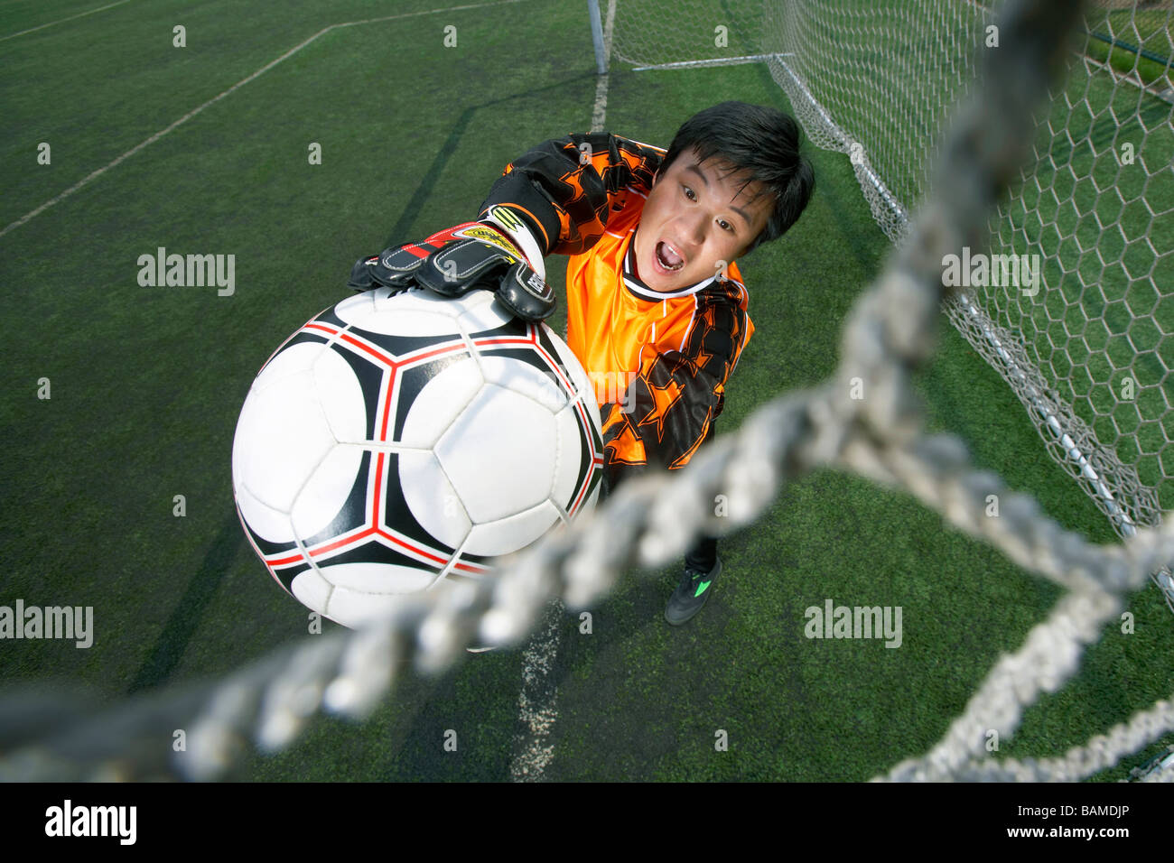 Gardien de la capture d'un ballon de football Banque D'Images
