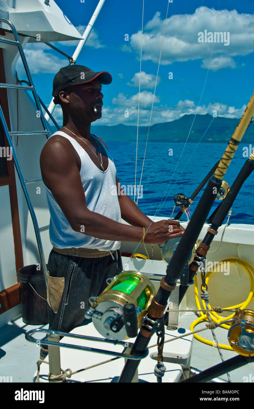 Pêcheur avec canne à pêche Pêche au gros bateau sur l'Ile Maurice | Angler  auf Hochsee mit Ange Angelboot Maurice Photo Stock - Alamy