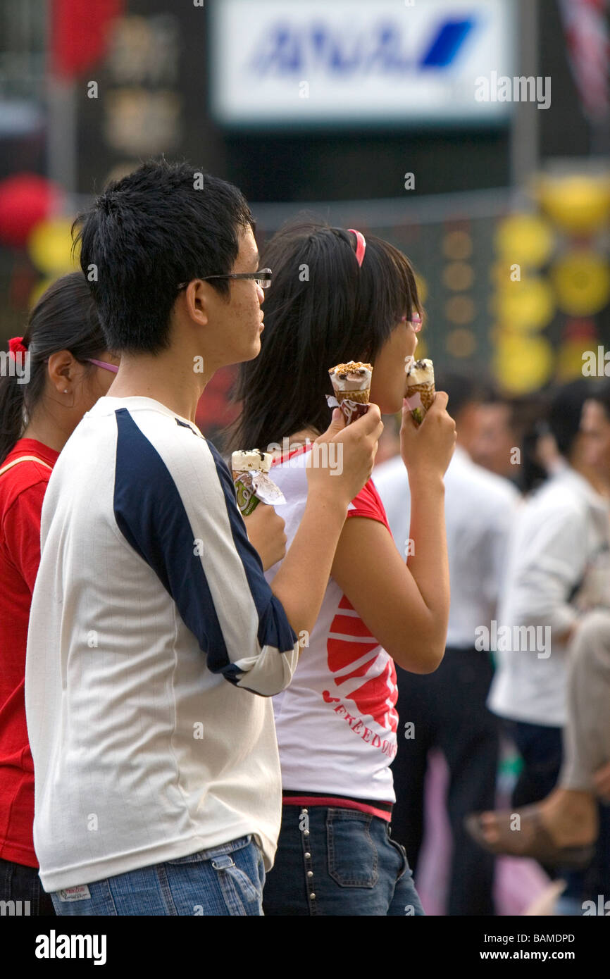 Manger une glace adolescents vietnamiens à Ho Chi Minh City Vietnam Banque D'Images