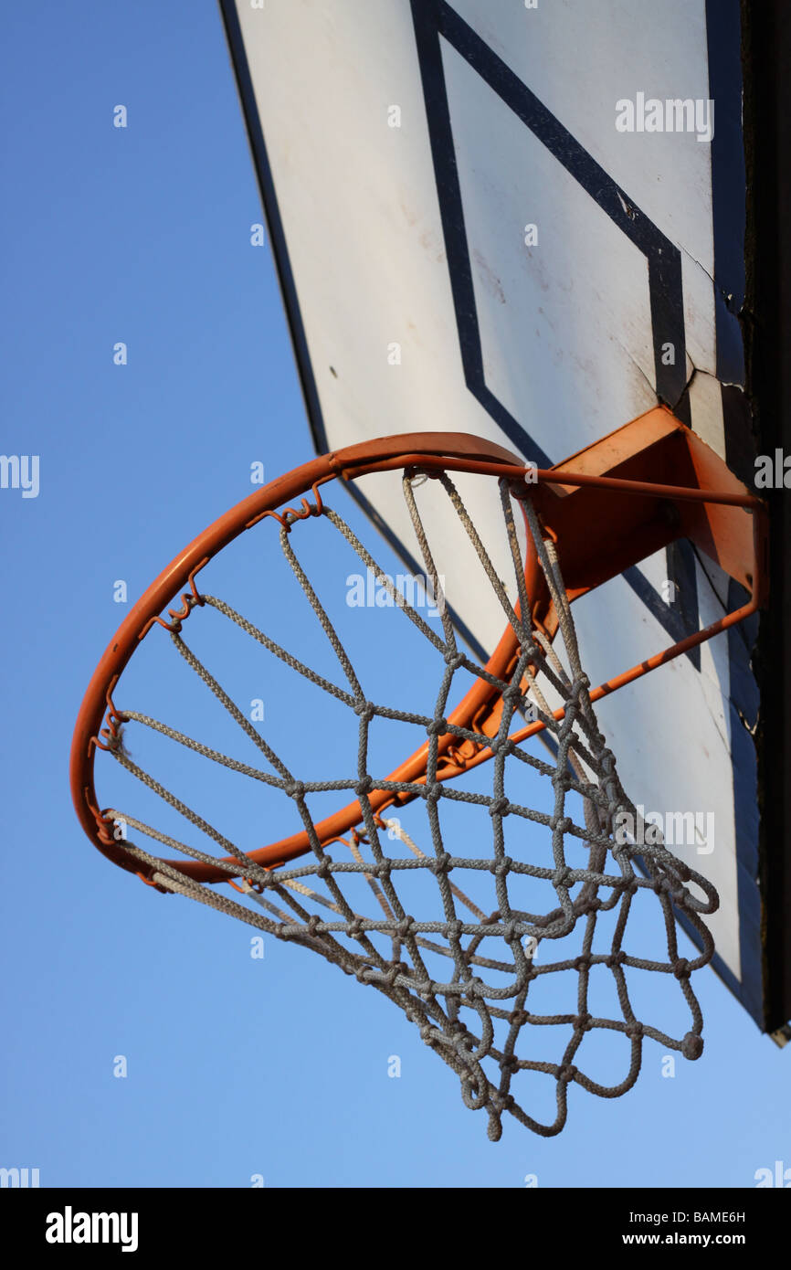Panier de basket-ball avec fond de ciel bleu à Rome Italie Banque D'Images