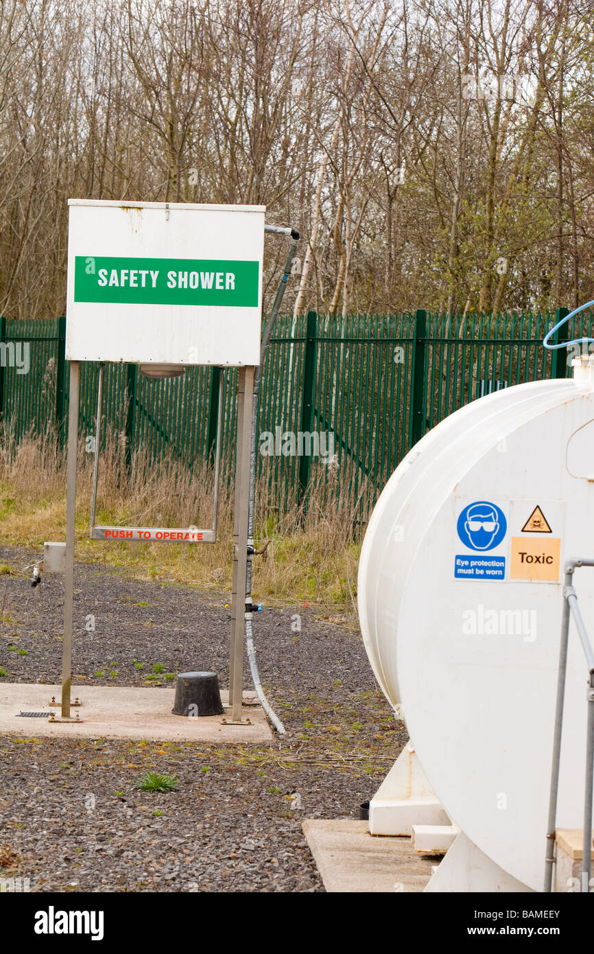 Une douche de sécurité pour les travailleurs dans une usine industrielle en Clitheroe Lancashire UK Banque D'Images