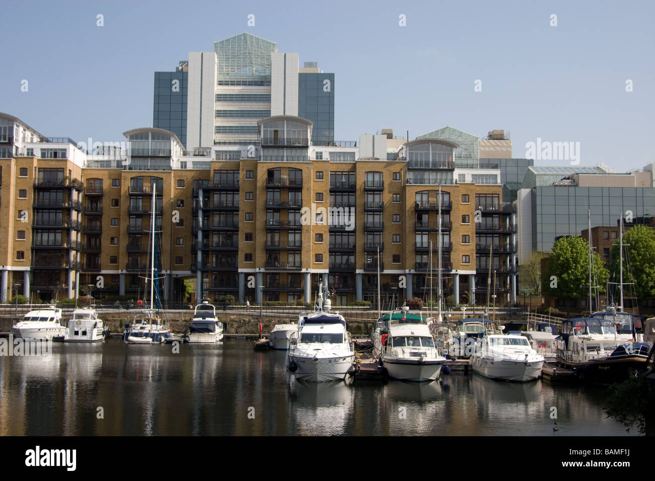 Appartements Appartements modernes à quai des bateaux de loisirs st katharines dock thames path rive nord tamise londres Banque D'Images