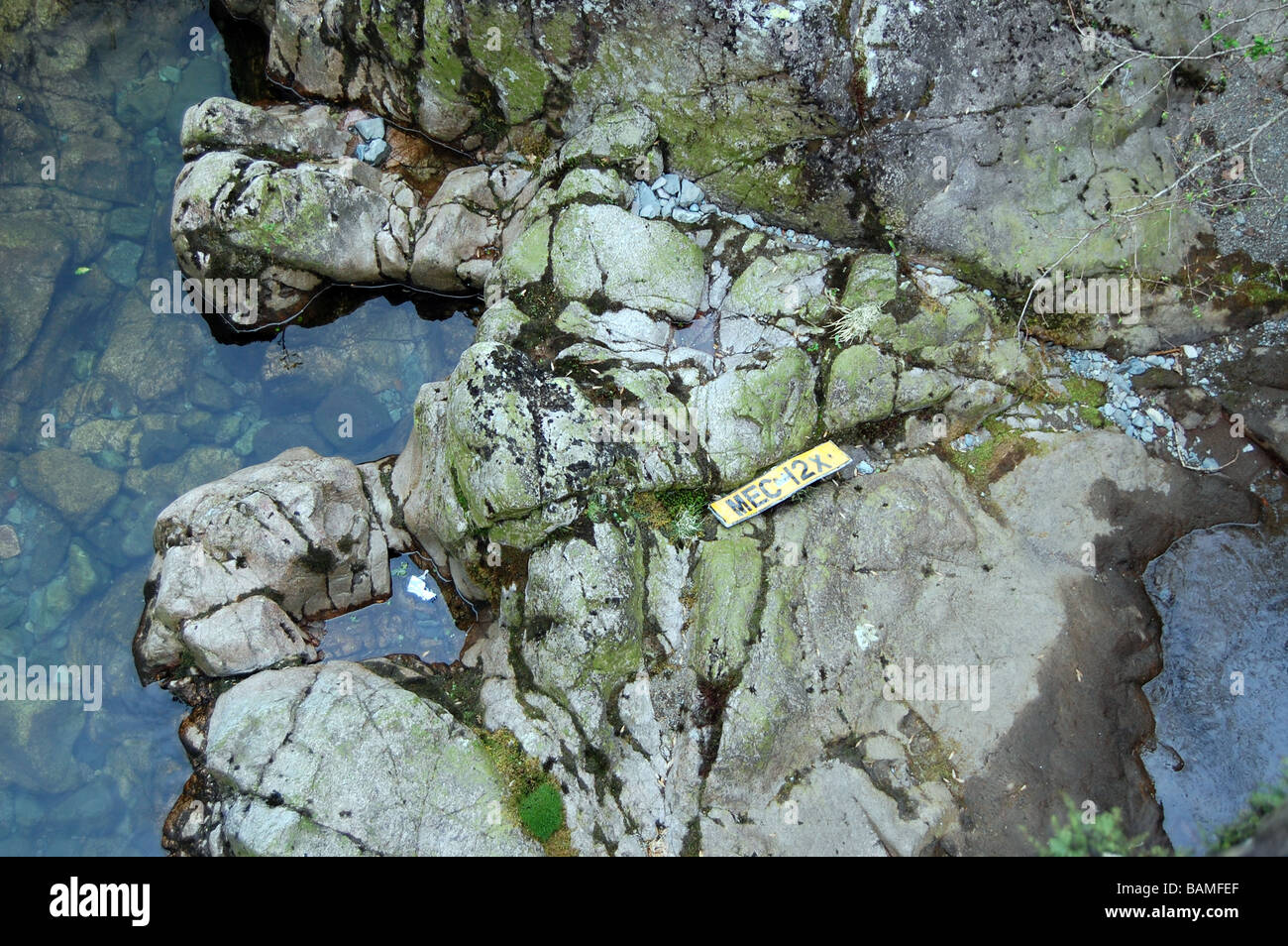 La plaque de numéro de voiture dans une rivière de Eskdale, Cumbria Banque D'Images