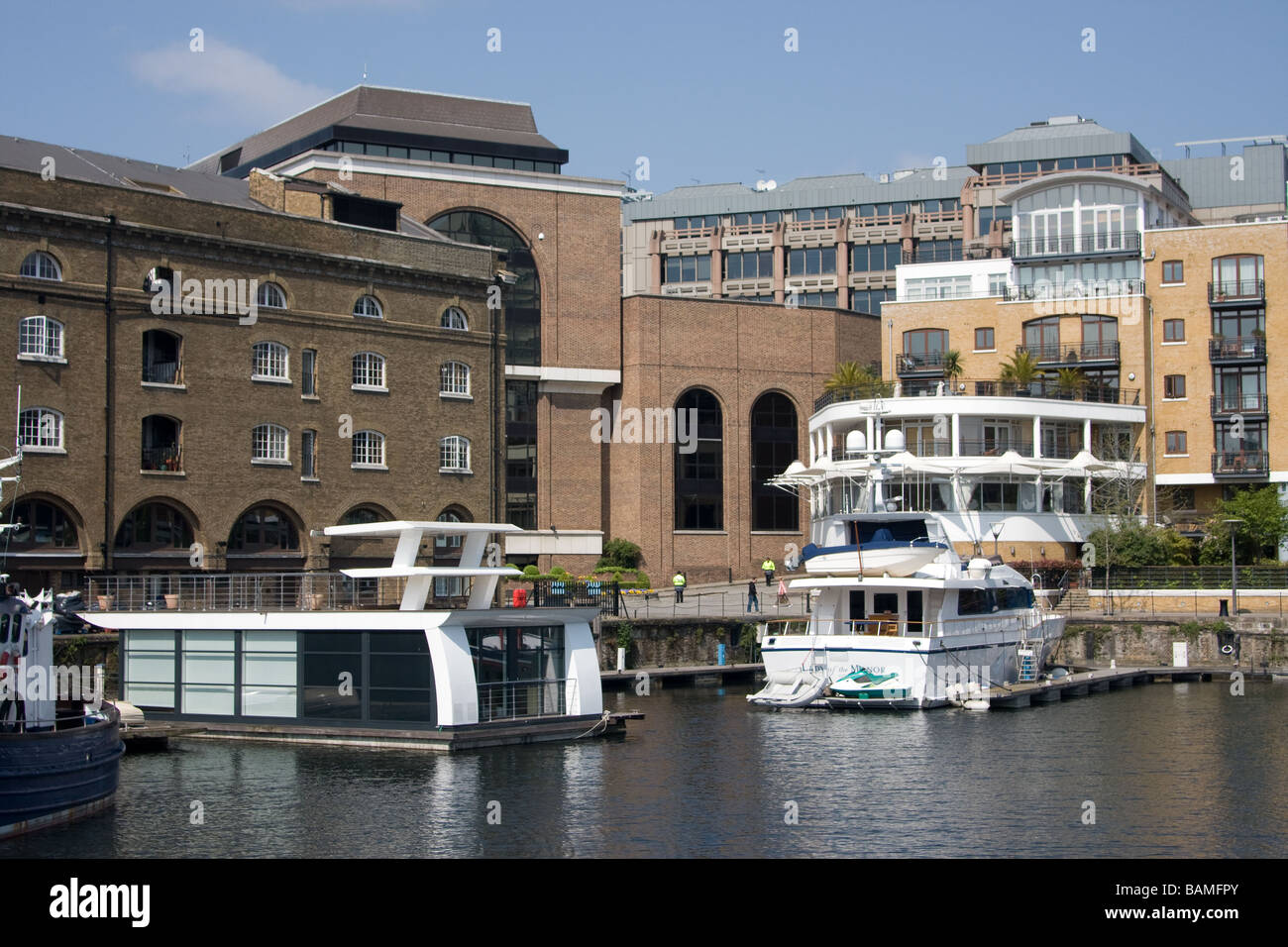 Appartements Appartements modernes à quai des bateaux de loisirs st katharines dock thames path rive nord tamise londres Banque D'Images