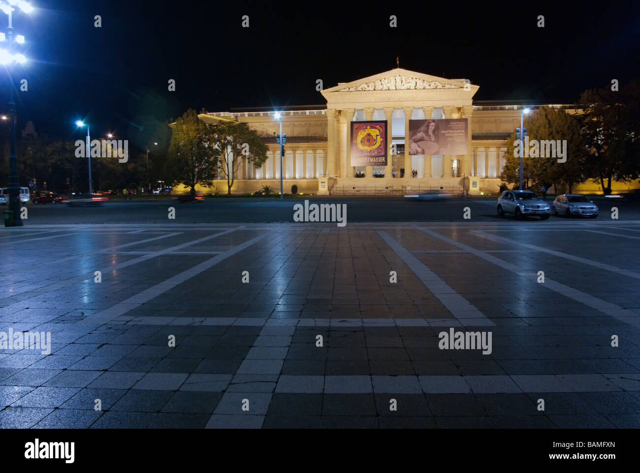 La nuit photo de Musée des beaux-arts à la Place des Héros, Budapest, Hongrie Banque D'Images