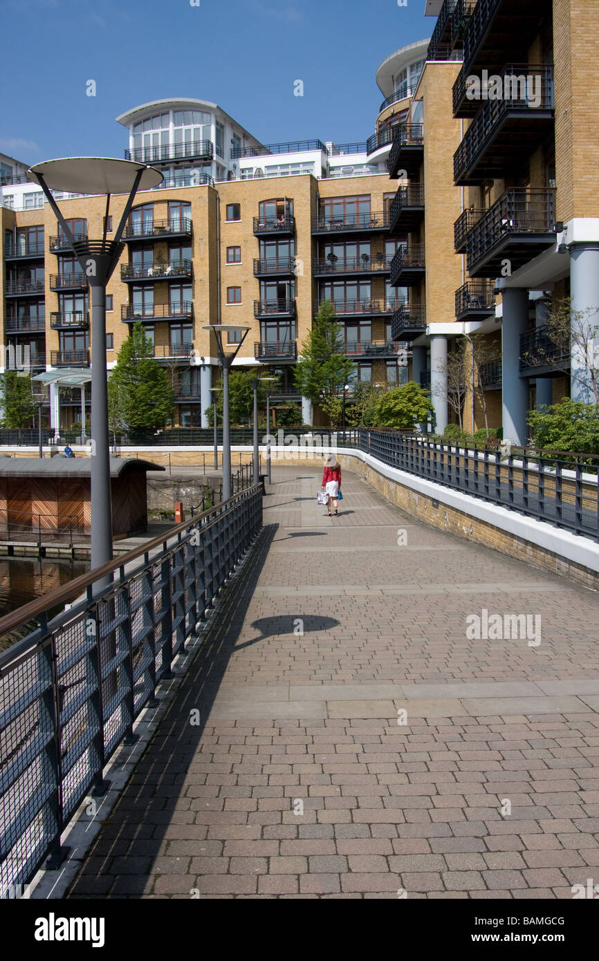 Balustrade incurvée appartements modernes chemin de ronde st katharines à quai dock thames path rive nord tamise londres Banque D'Images