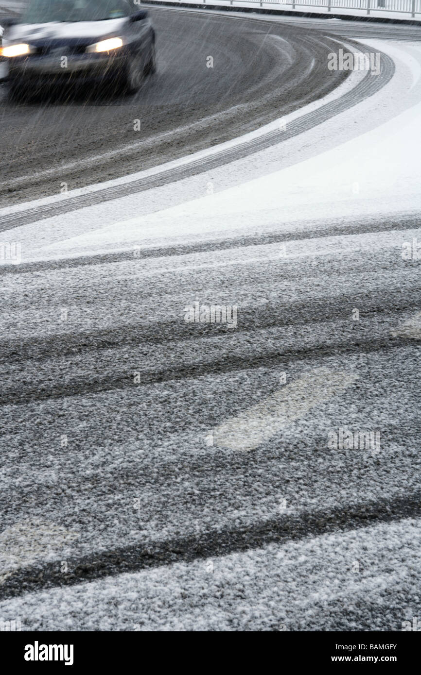 Des voitures en mouvement sur les routes couvertes de neige Banque D'Images