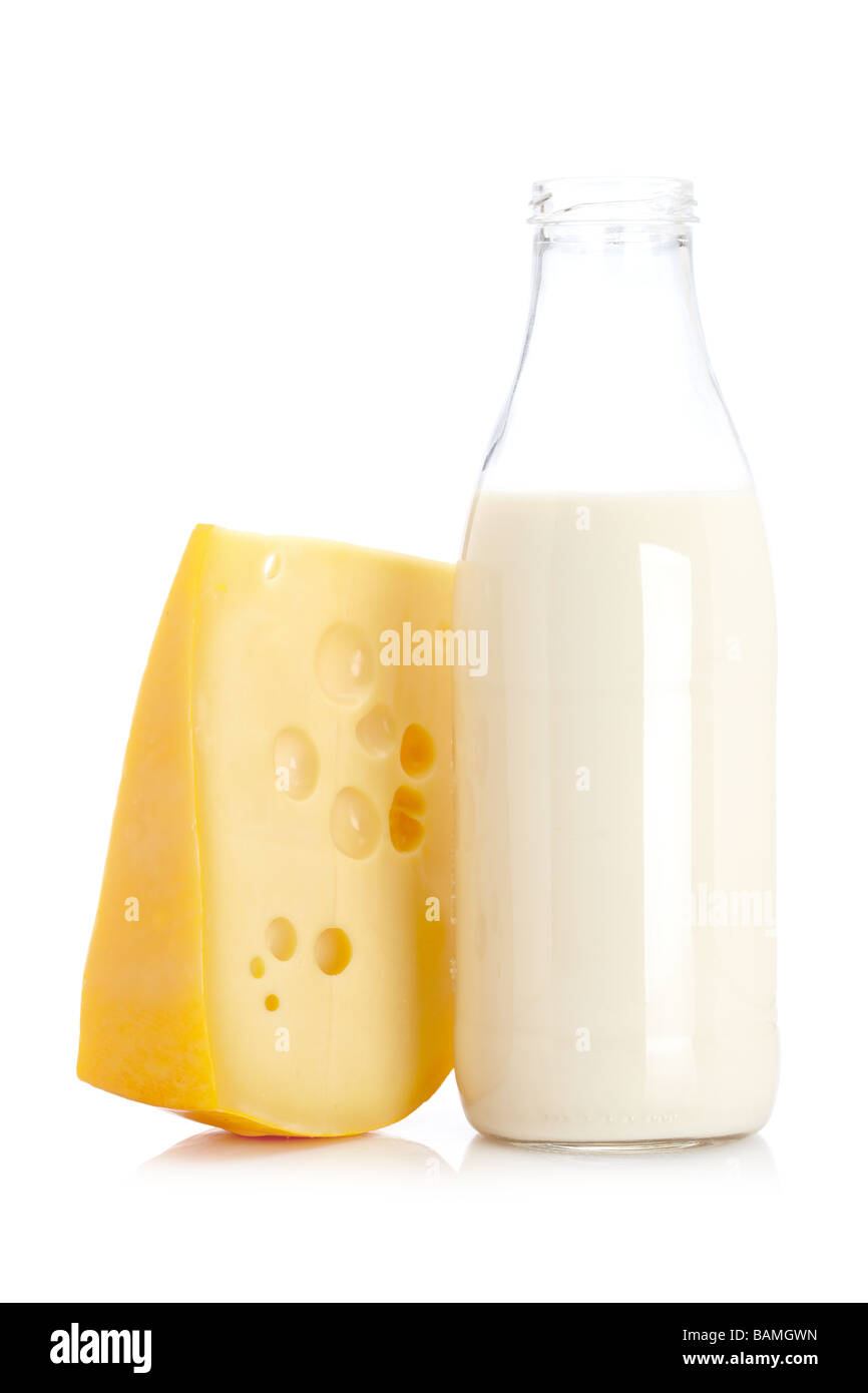 Tranche de fromage frais et de lait bouteille isolé sur fond blanc Banque D'Images