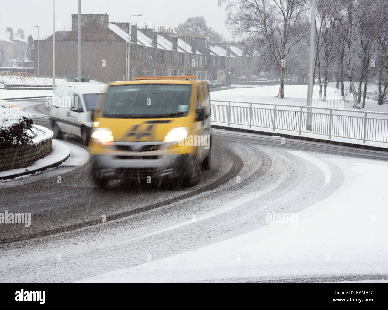 Des voitures en mouvement sur les routes couvertes de neige Banque D'Images
