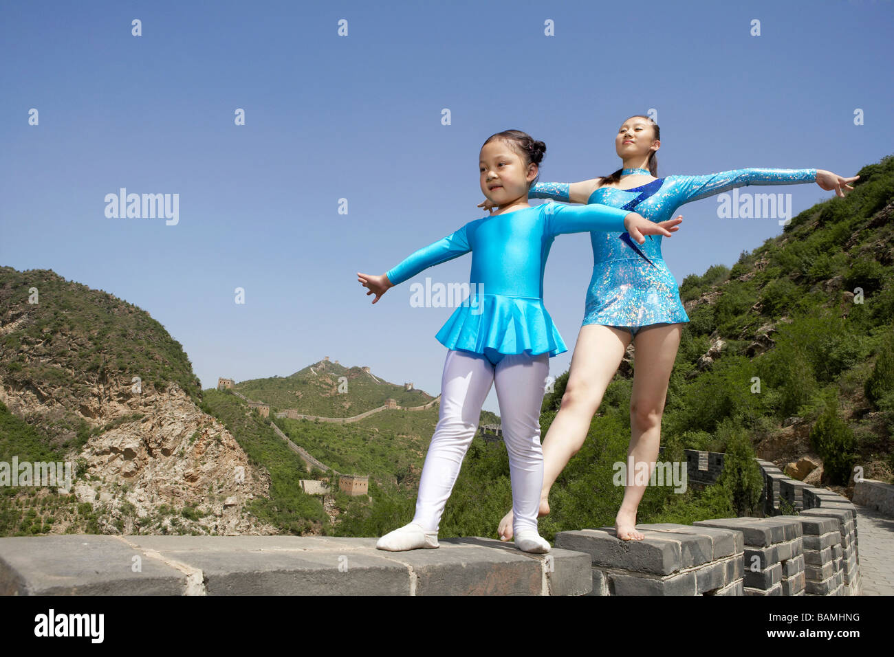 Les gymnastes pratiquant sur la Grande Muraille de Chine Banque D'Images