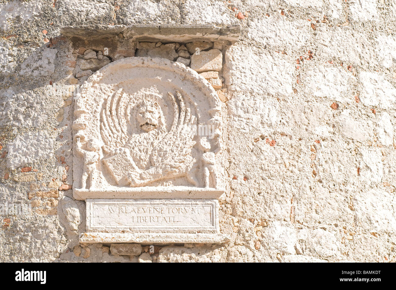 Un ancien bas-relief représentant le lion de Saint-Marc, symbole de Venise, sur un mur dans le centre de Baska, île de Krk, Croatie Banque D'Images