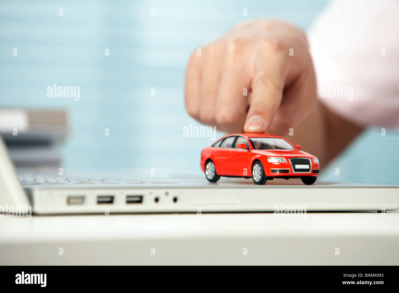 Petite voiture rouge poussés le long d'un clavier d'ordinateur Banque D'Images