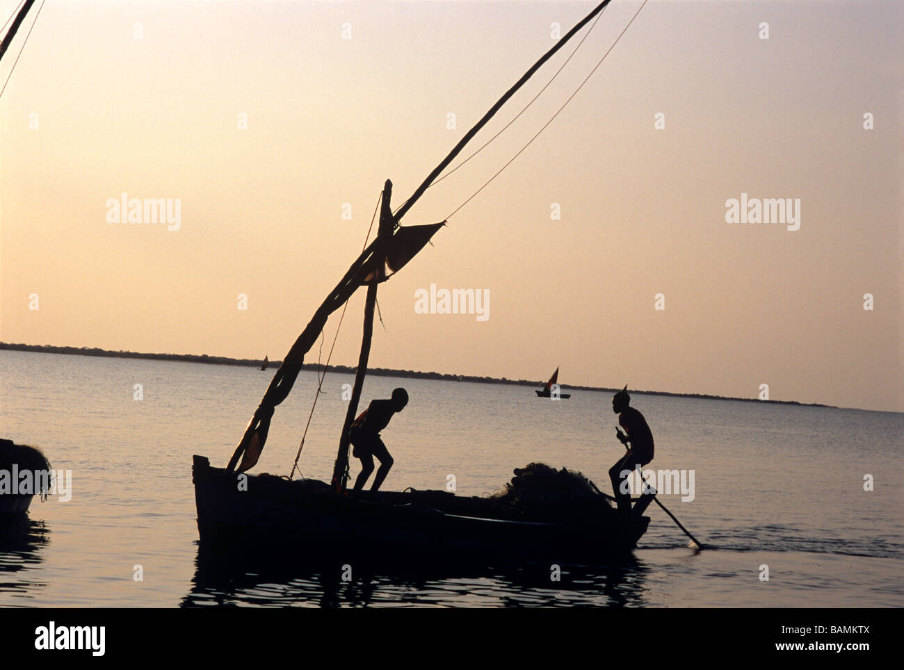 Retour de nuit des pêcheurs au filet maillant à bord d'un boutre Vilankulo au Mozambique Banque D'Images