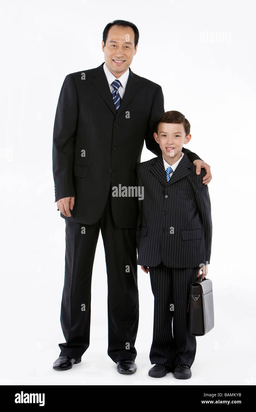 Père et Fils portant des costumes, Smiling Banque D'Images