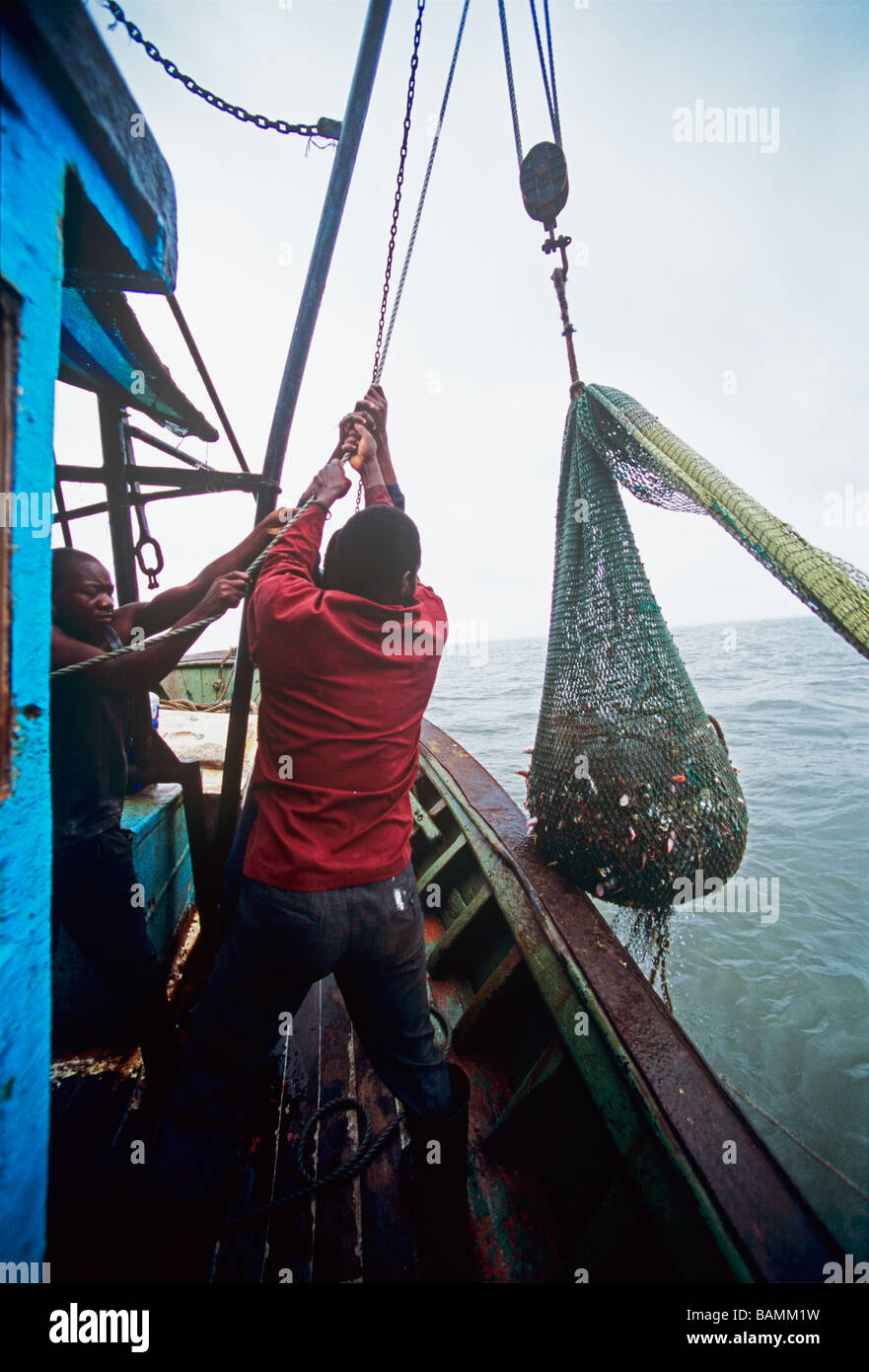 Afficher pêcheur filet plein de crevettes et les prises accessoires à bord de chalutiers semi industrial shrimp Maputo Mozambique Banque D'Images