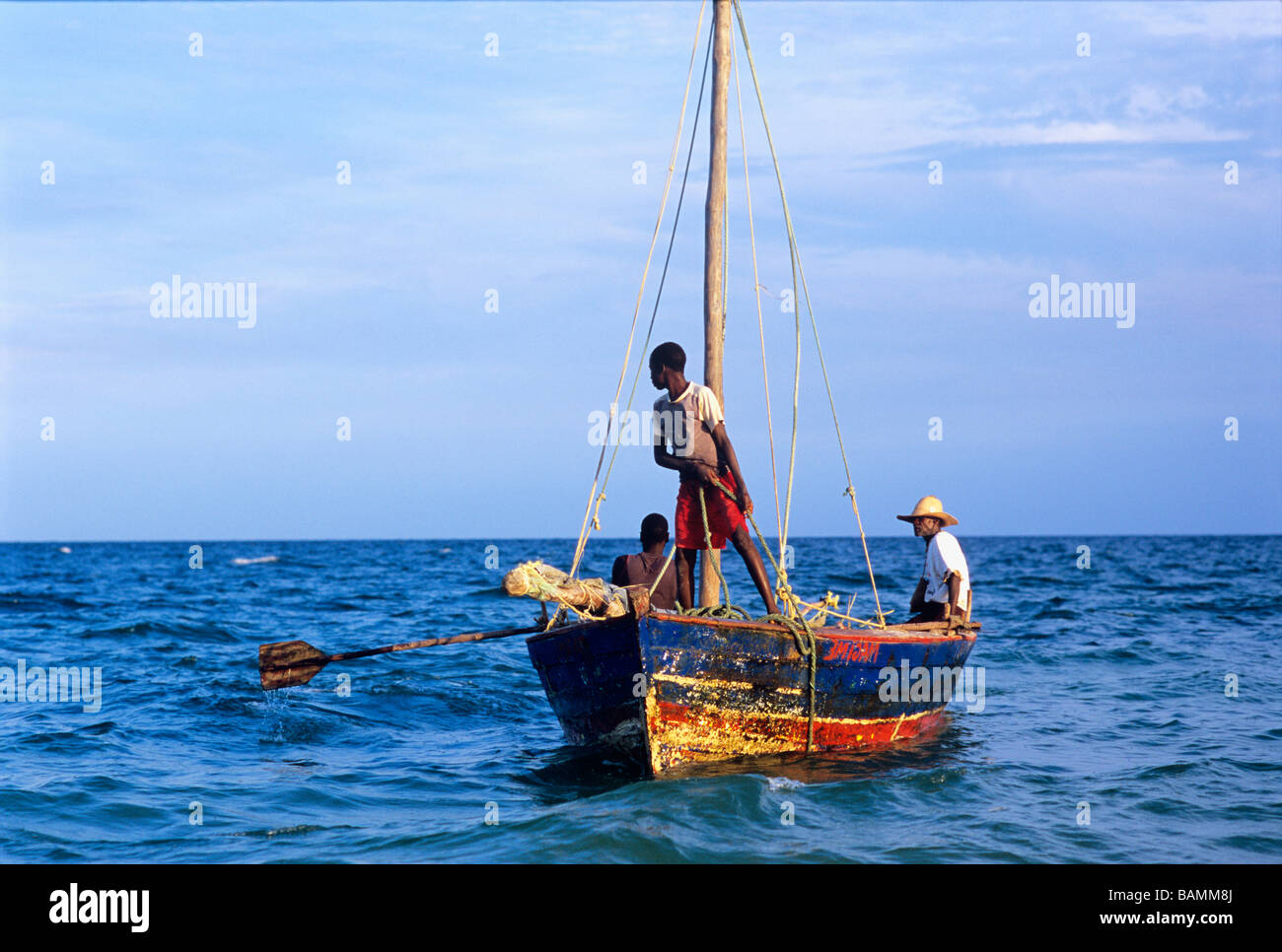 Retour à port pêcheur capture avec Maputo Mozambique Banque D'Images