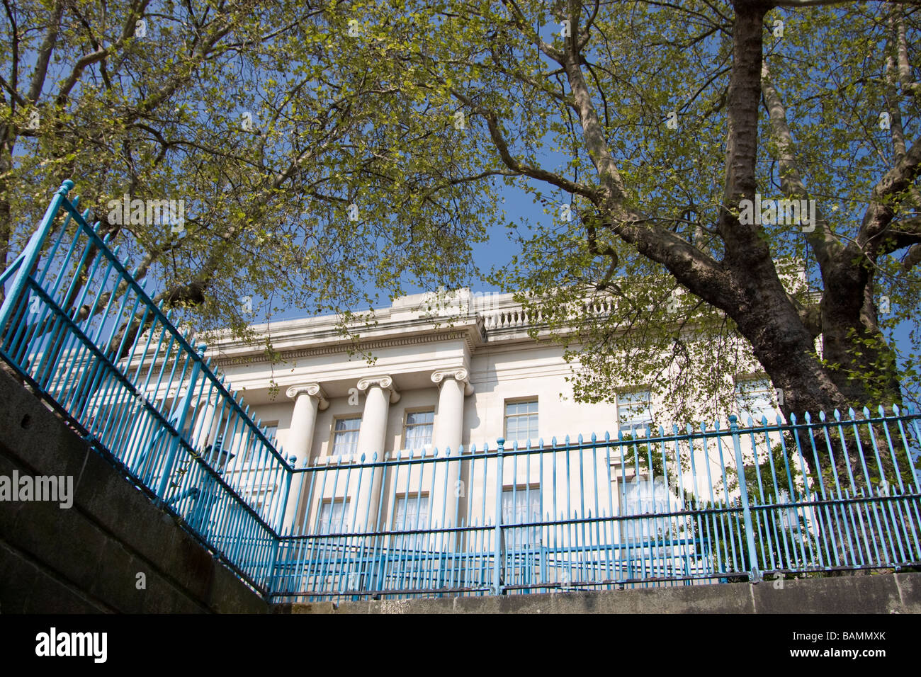 Maison sur mesure rampes bleu riverbed thames path rive nord tamise Londres Angleterre Banque D'Images