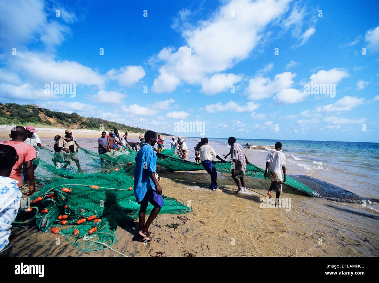 Plage des pêcheurs tirant seiene Vilankulo tôt le matin au Mozambique Banque D'Images