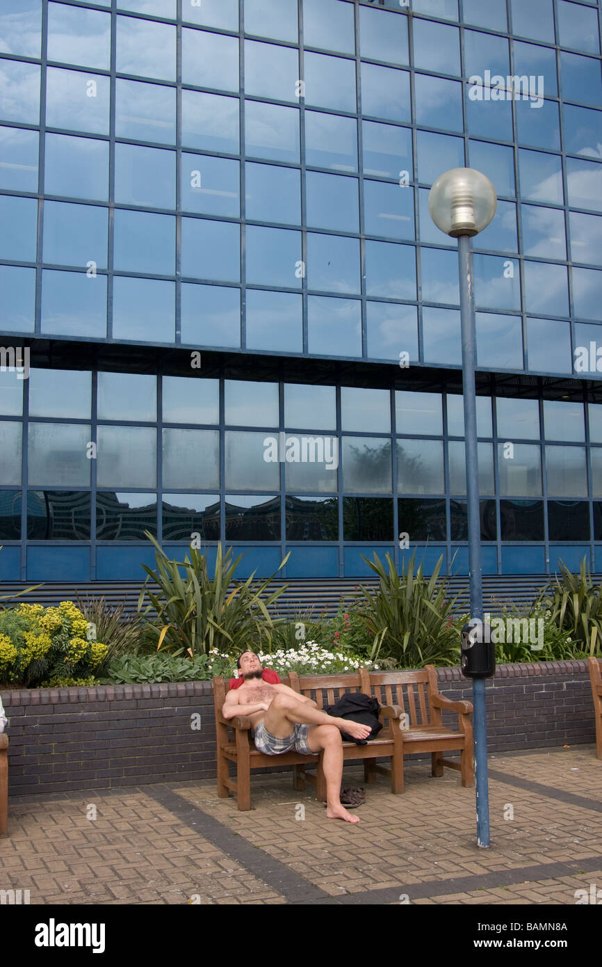 Les touristes du nord et shell relaxant blue office building thames path rive nord tamise London England uk europe Banque D'Images