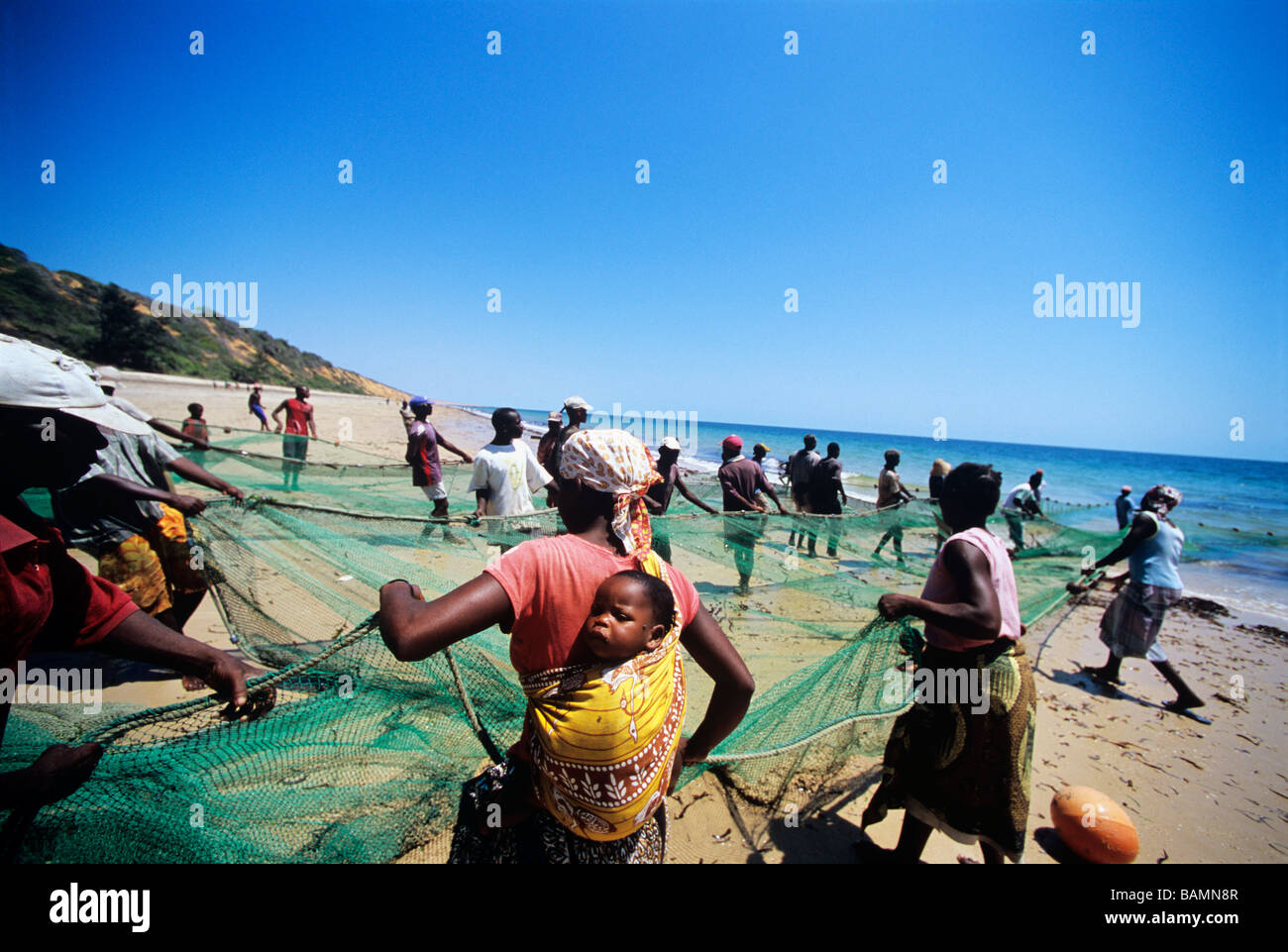 Tirant les pêcheurs à la senne de plage tôt le matin Vilankulo au Mozambique Banque D'Images
