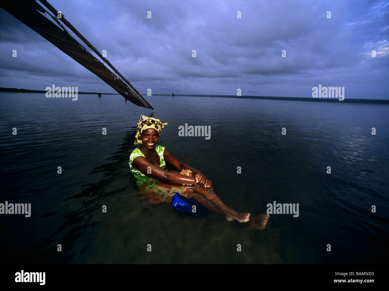 Pêcheuse détend après nuit de pêche à Inhassoro Mozambique Banque D'Images