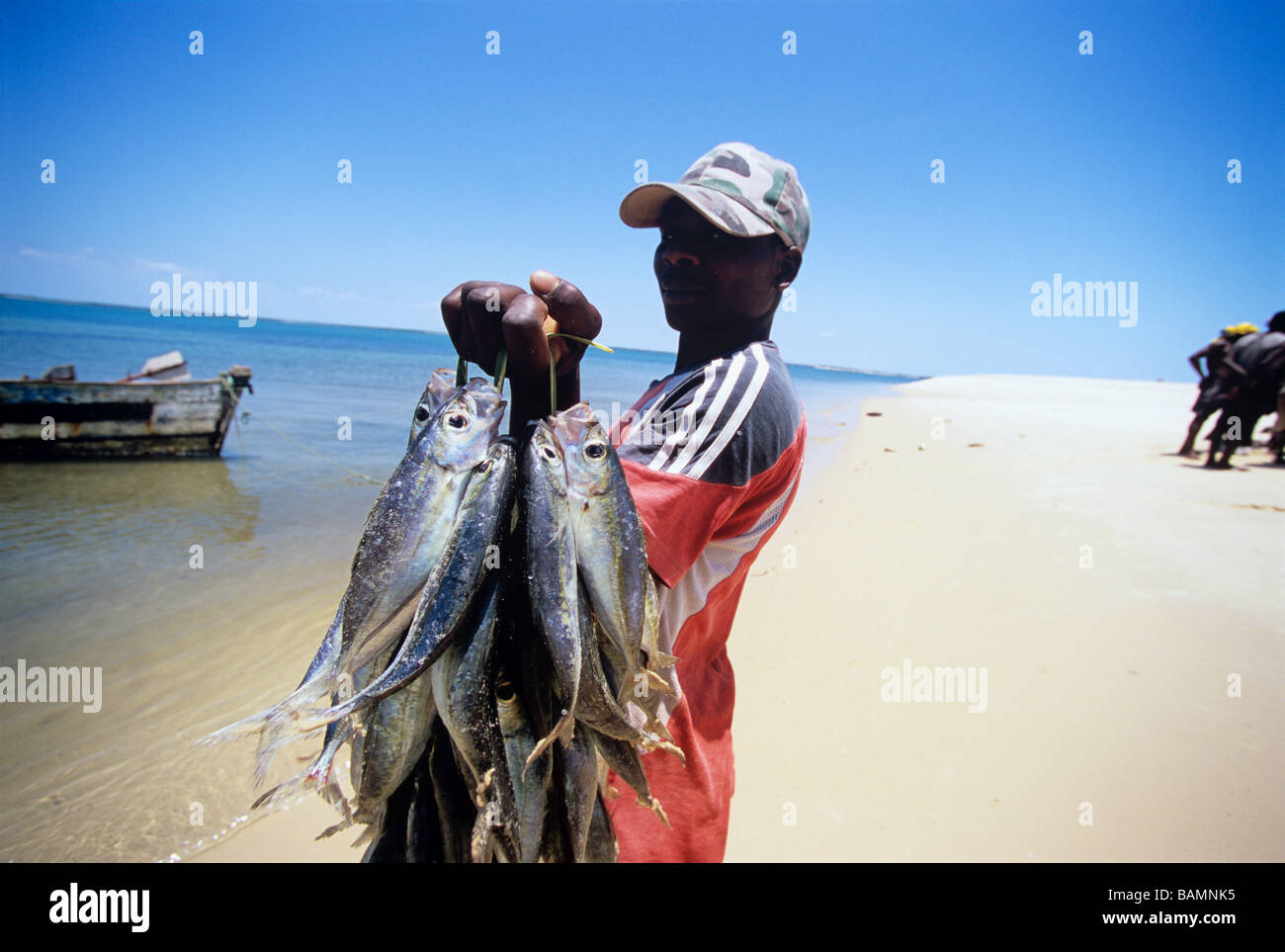 Mettre pêcheur attraper accueil Inhassoro Mozambique Banque D'Images
