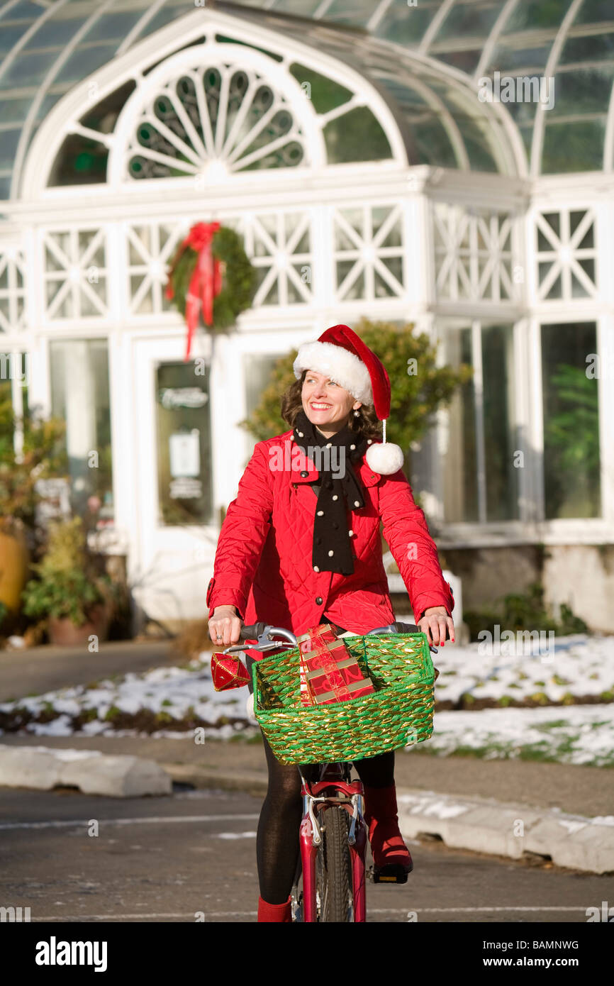 Femme en costume de Noël sur une promenade à vélo Banque D'Images