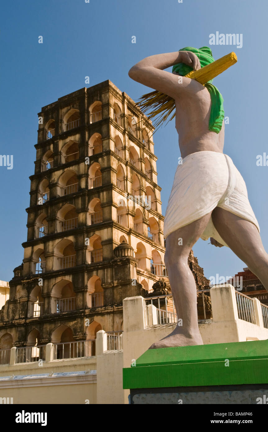 Palais Royal Watch Tower et statue Thanjavur Tamil Nadu Inde Banque D'Images