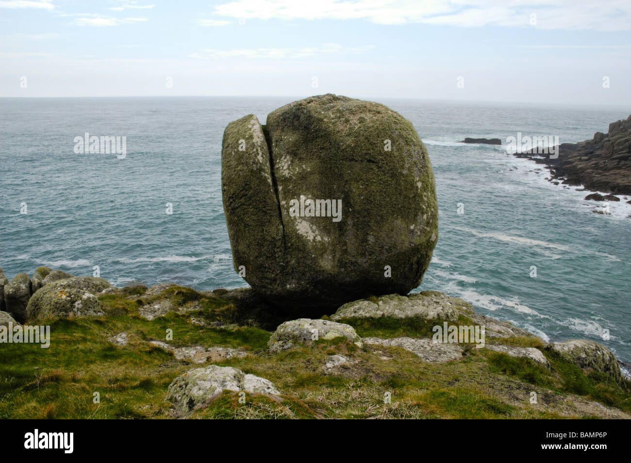 D'étranges sur la falaise à Cornwall Banque D'Images