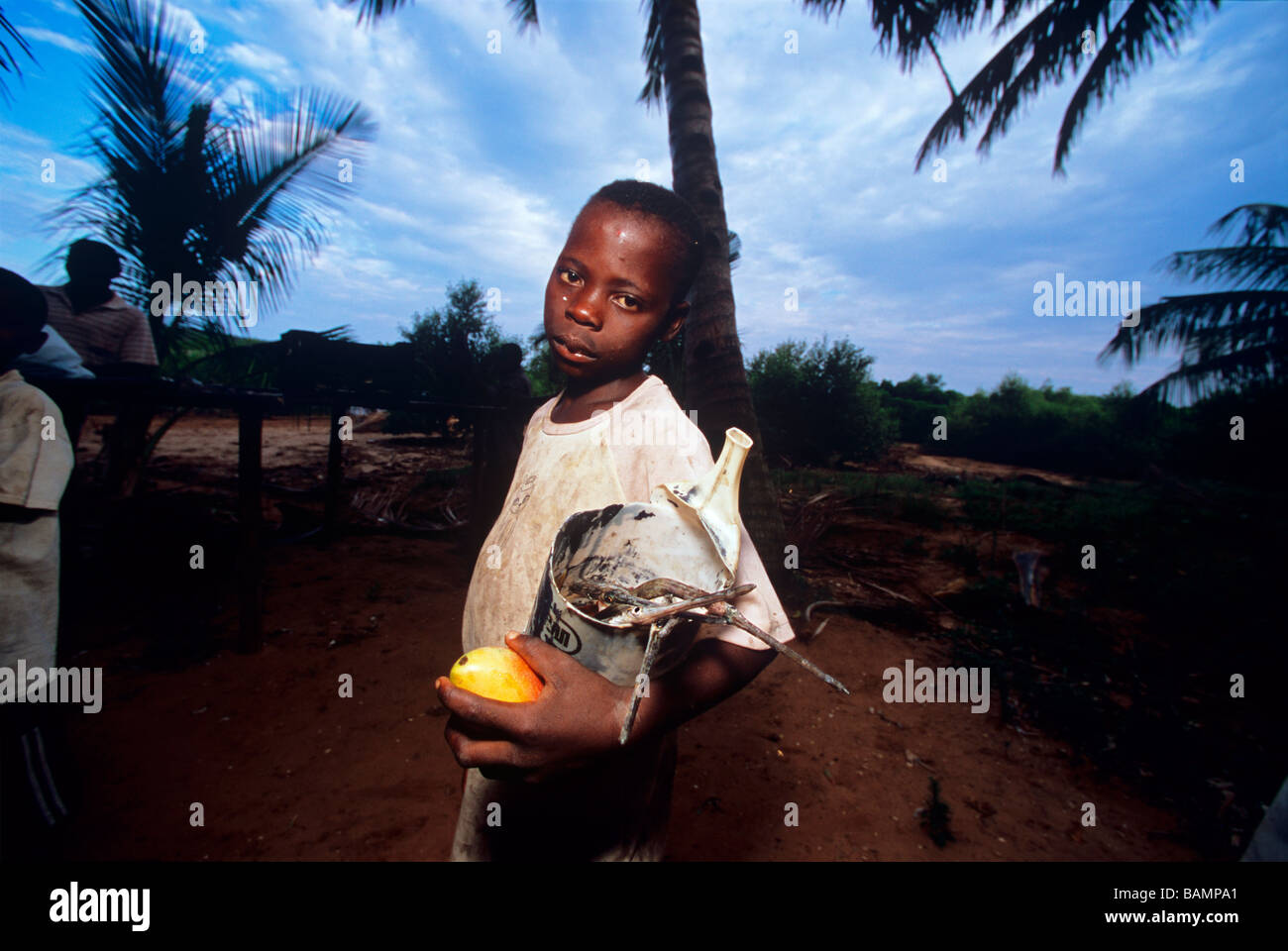 Enfant mineur détient pour le dîner poissons-trompette Massinia au Mozambique Banque D'Images