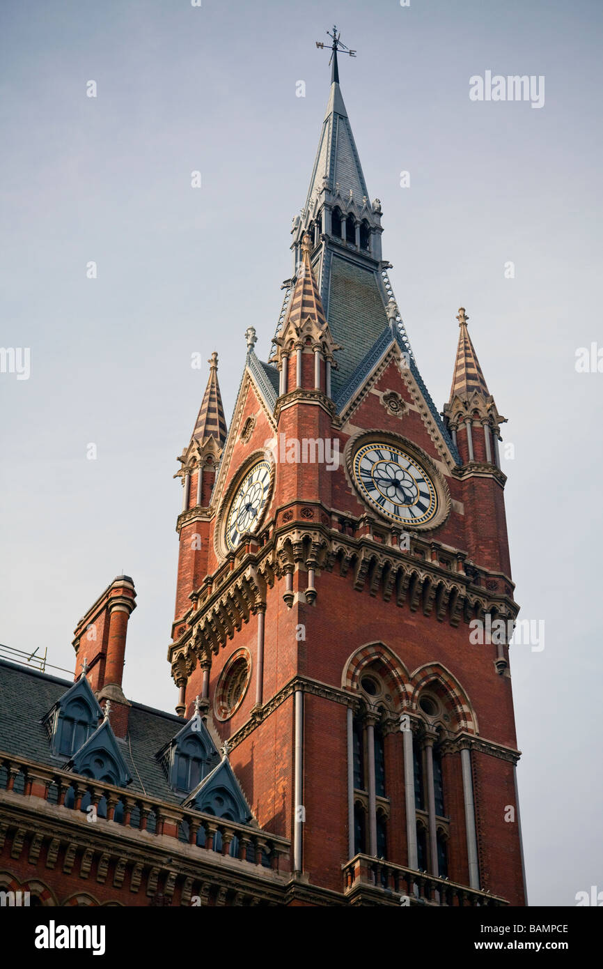 Tour De L Horloge De La Gare De St Pancras Londres Angleterre Photo Stock Alamy