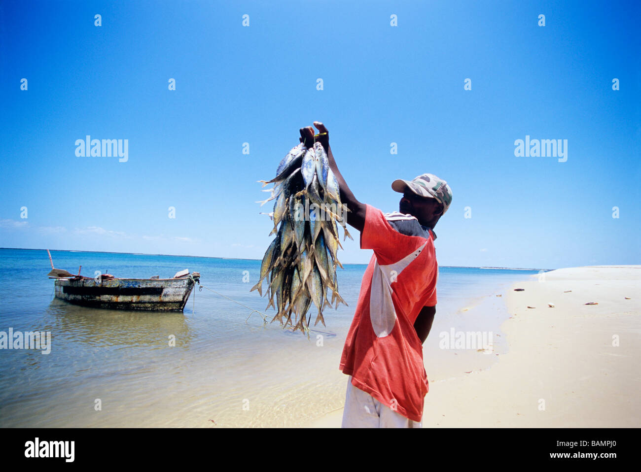 Mettre pêcheur attraper accueil Inhassoro Mozambique Banque D'Images