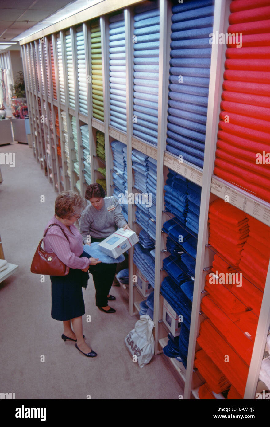 Woman shopping pour les serviettes de bain dans un magasin de détail Sears Banque D'Images