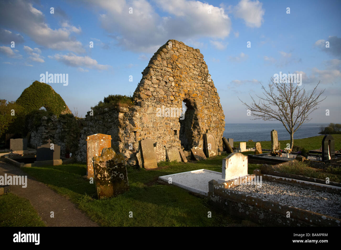 Vestiges de l'abbaye Saint Colemans et église du 16ème siècle à Ardboe sur les rives du Lough Neagh, comté de Tyrone en Irlande du Nord Banque D'Images