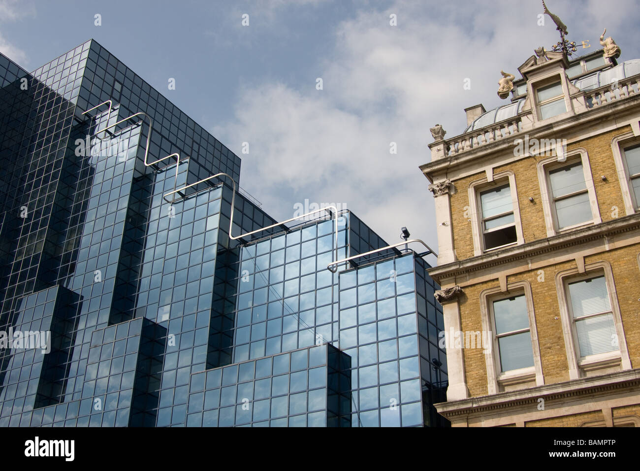 Old Billingsgate Market Shell et Northern Blue office building thames path rive nord tamise London England uk europe Banque D'Images