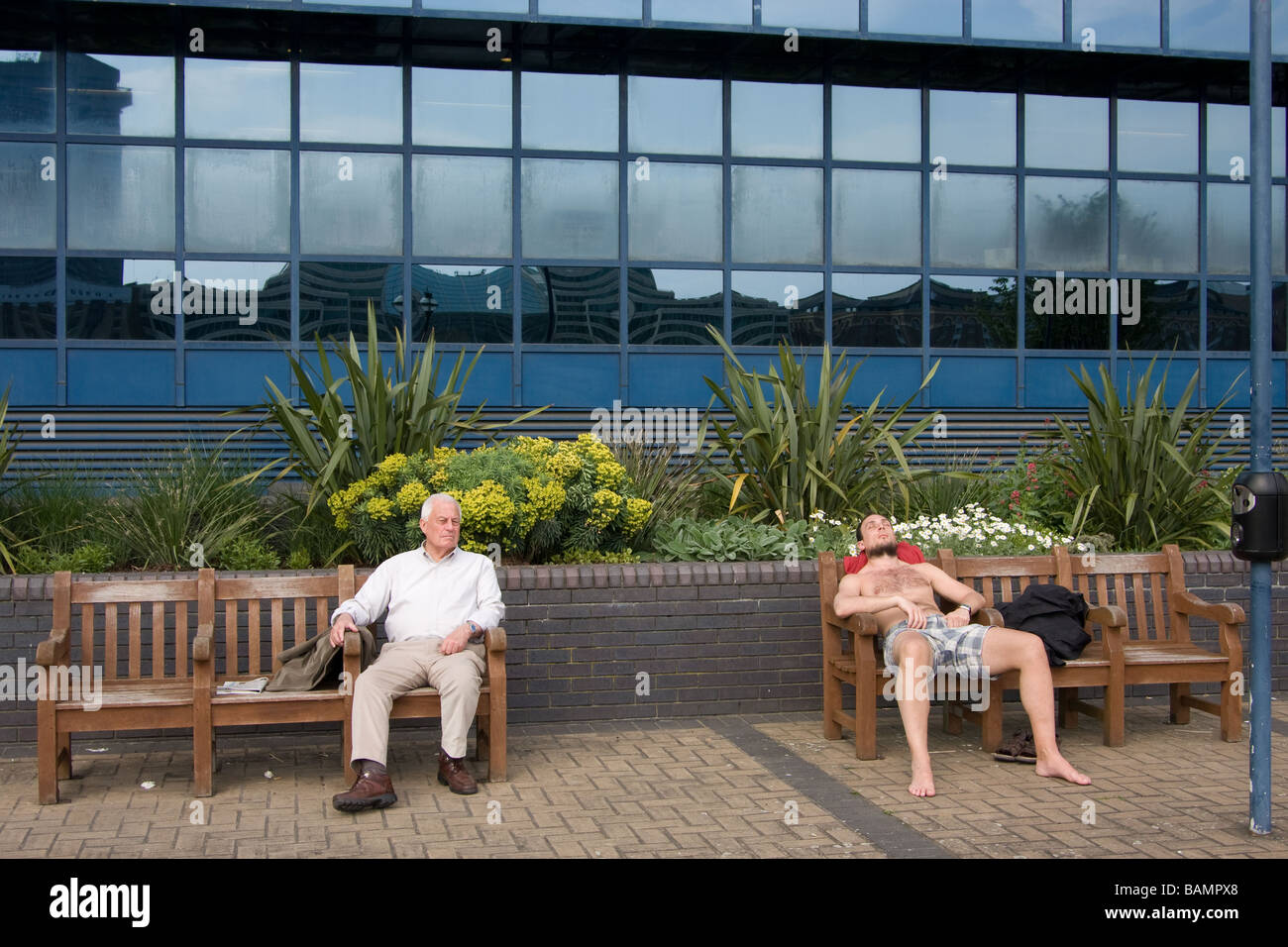 Les touristes du nord et shell relaxant blue office building thames path rive nord tamise London England uk europe Banque D'Images