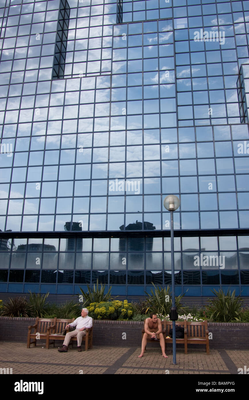 Les touristes du nord et shell relaxant blue office building thames path rive nord tamise London England uk europe Banque D'Images