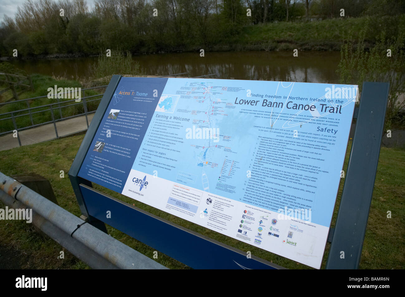 Point d'informations touristiques pour la partie inférieure à la piste canoe bann canal toome toomebridge le comté d'Antrim en Irlande du Nord uk Banque D'Images
