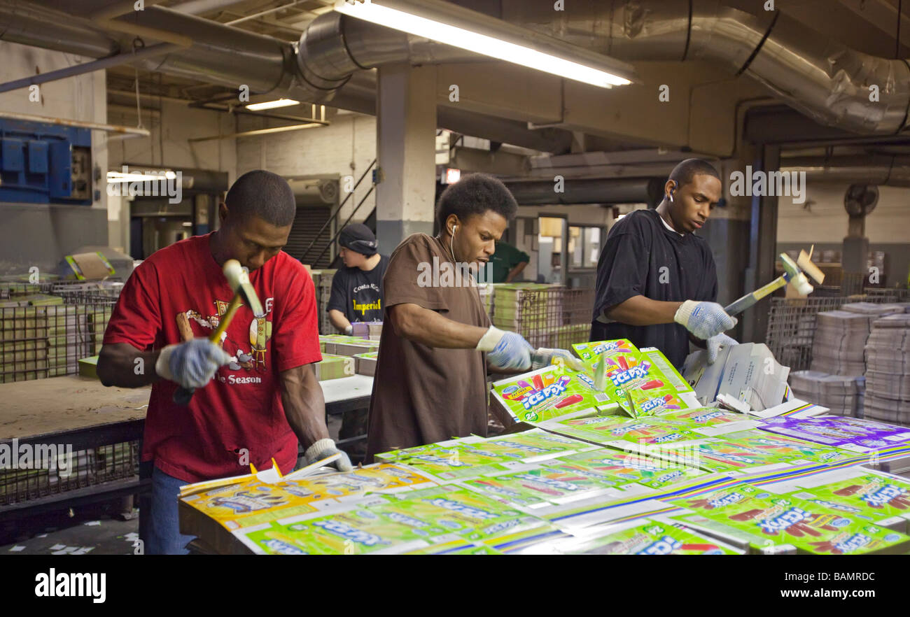 Les ouvriers effectuent des boîtes pour les produits de vente au détail Banque D'Images