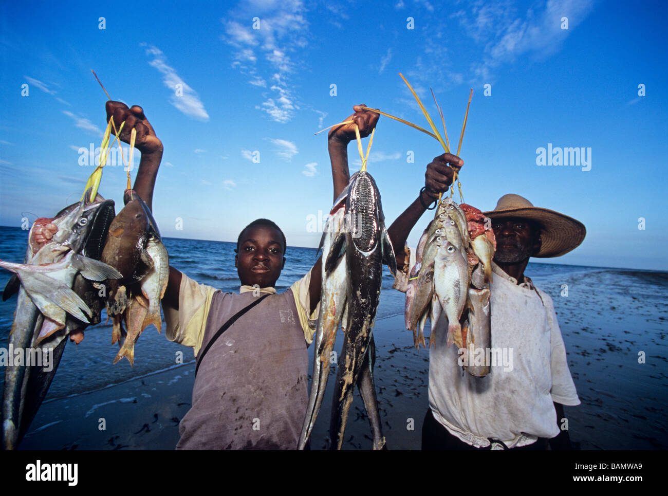 Amener les pêcheurs attraper accueil Inhassoro Mozambique Banque D'Images